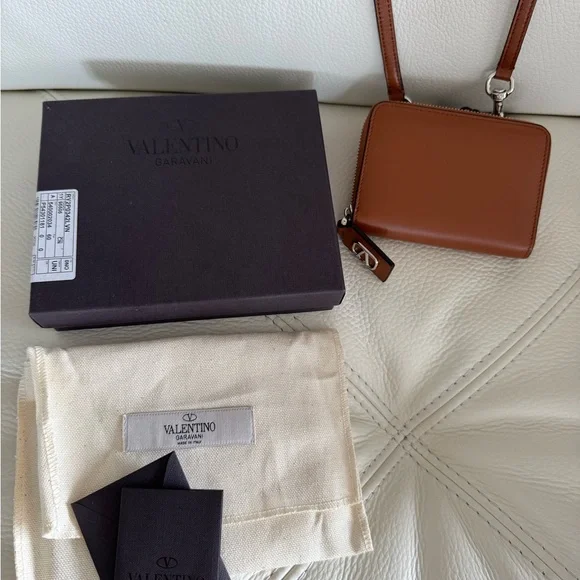 LOW START!! Valentino Garavani wallet V logo on zipper pull with removable strap - Picture 9 of 13